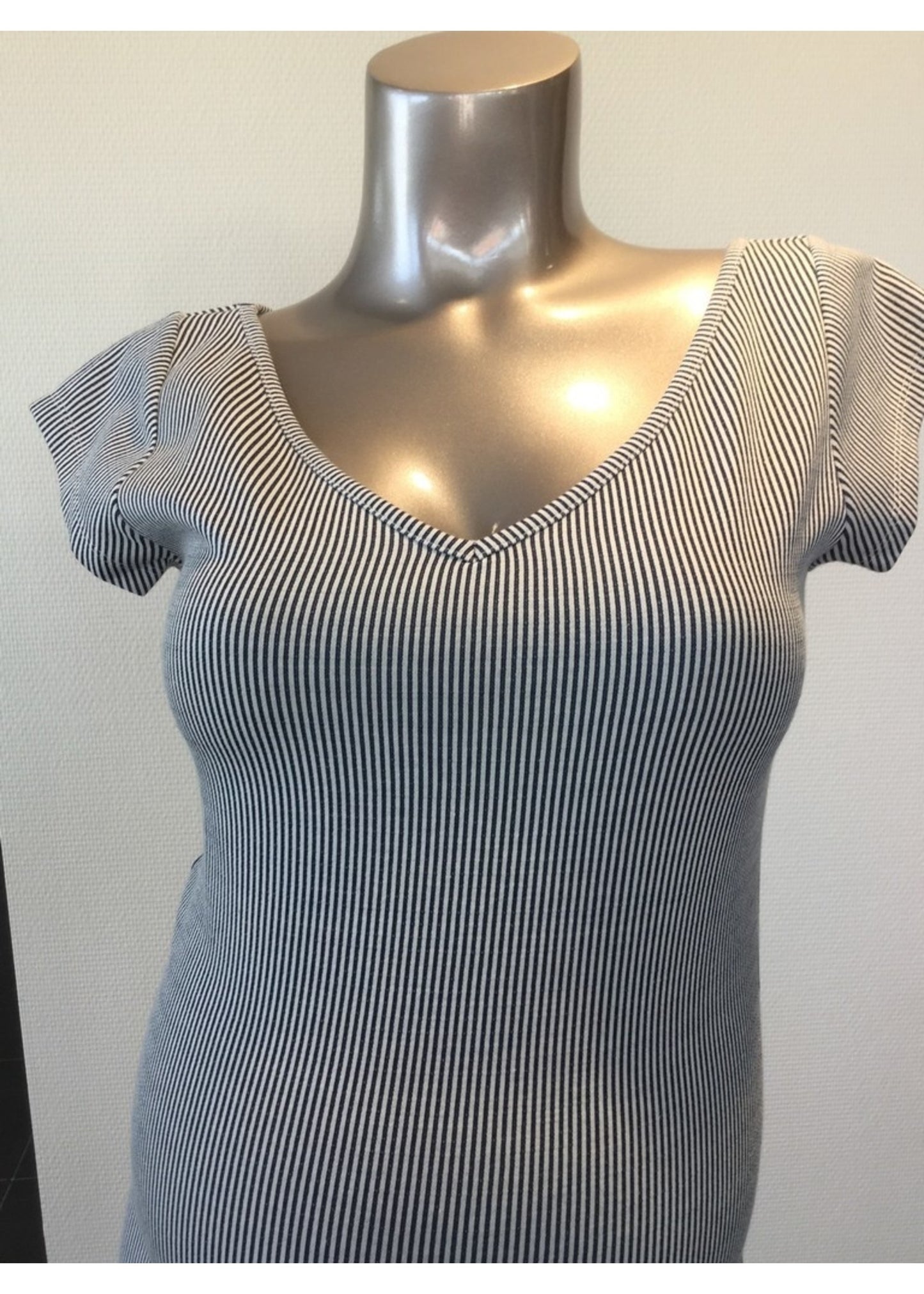 FRAGILE LONG V-NECK DRESS SHORT SLEEVES